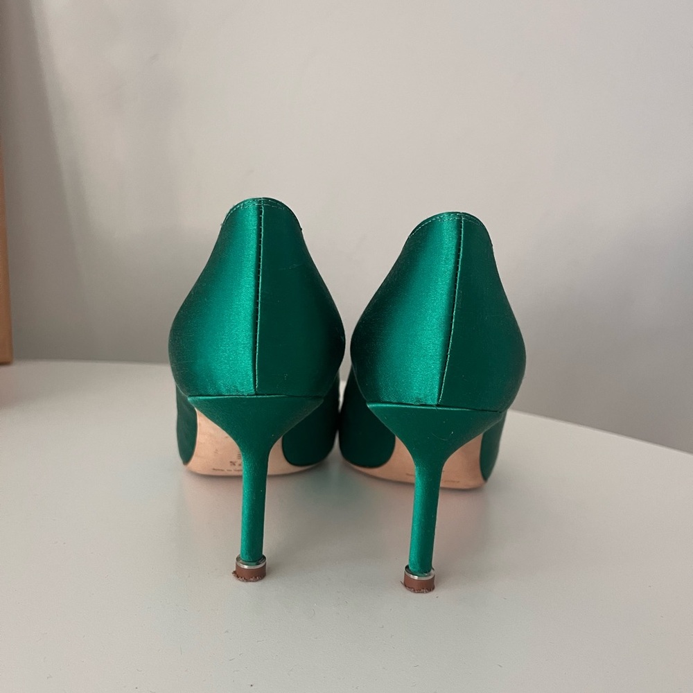 Manolo Blahnik - Hangisi 70 Satin Green Satin Jewel Buckle Pumps - Picture 3 of 6